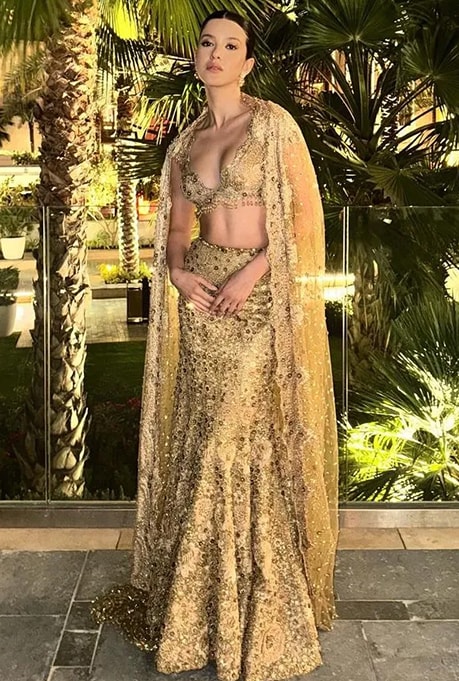 Shanaya Kapoor adorned in a Cape Set by Tarun Tahiliani