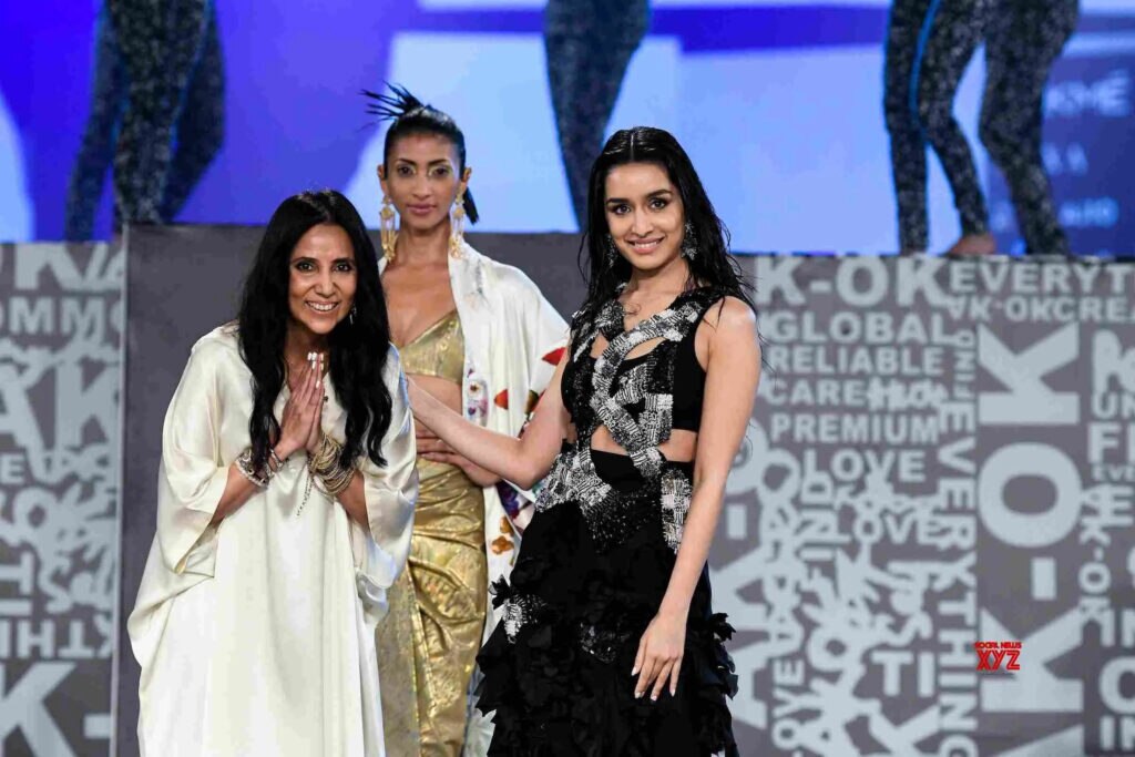Actress-Shraddha-Kapoor-walks-for-Anamika-Khanna-as-Showstopper-at-LAKME-FASHION-WEEK