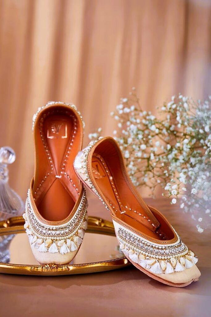 Versatile Juttis & Slip-Ons