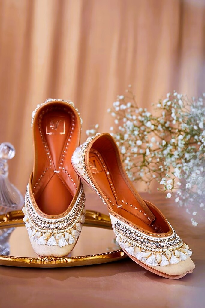 Versatile Juttis & Slip-Ons