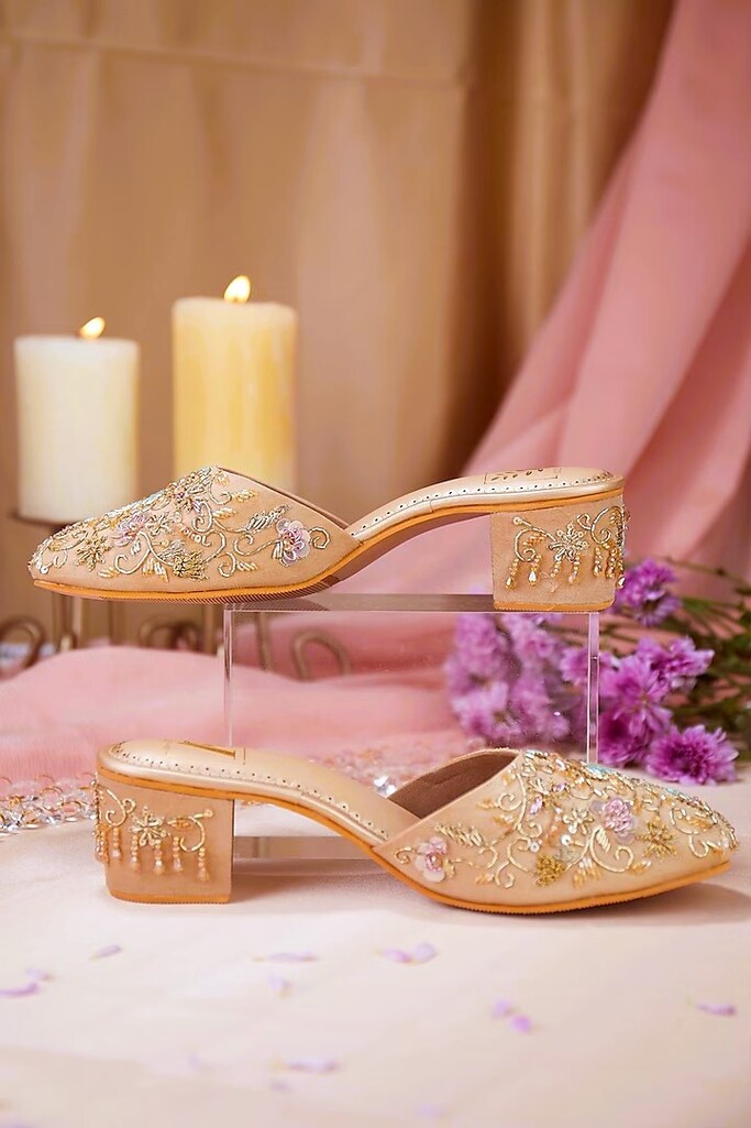 Versatile Juttis & Slip-Ons