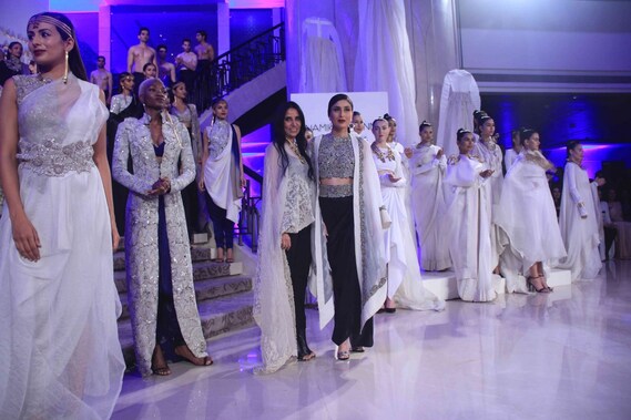 lakme-fashion-week-2015-grand-finale-kareena-kapoor-khan-sizzles-anamika-khannas-creation