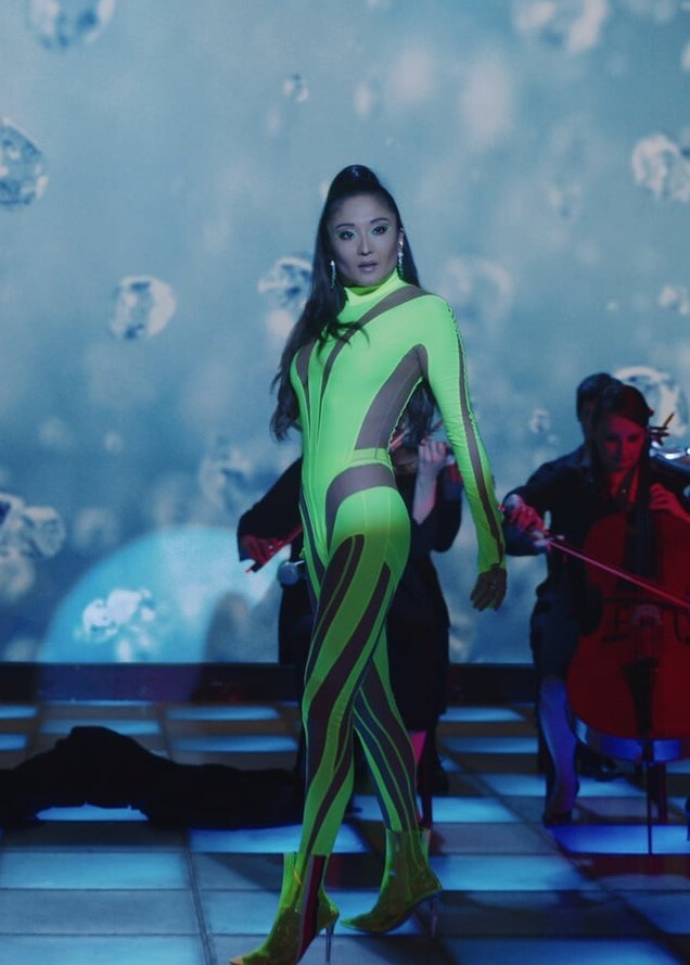 Mindy in fluroscent outfit1